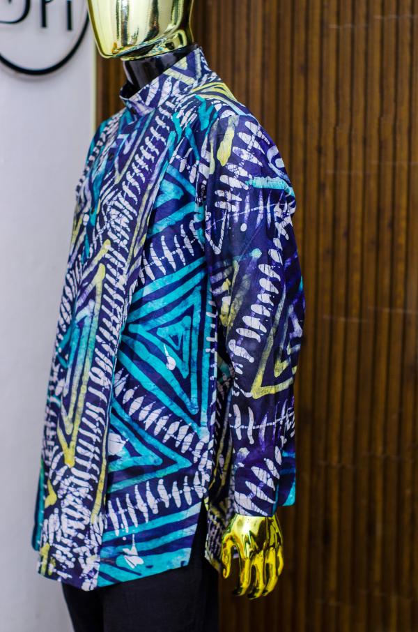 Royal Prism – A Bold Fusion of Color and Tradition - Image 2